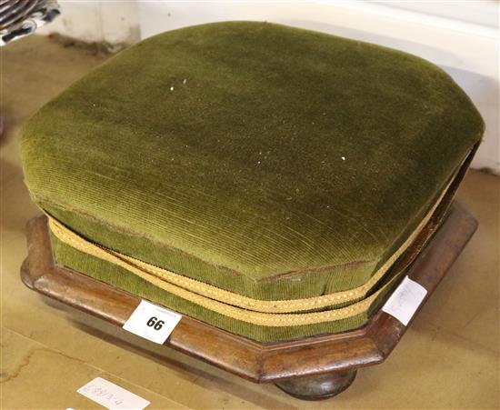 Victorian foot stool(-)